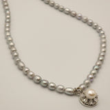 Collier perle grises et pendentif