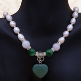 Collier perles blanches et jade avec pendentif coeur aventurine