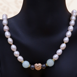 Collier perles blanches, jade et hématite avec Charm