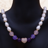Collier perles blanches et cristaux nuancés violet