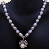 Collier perle grises et pendentif