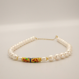 Collier perles blanches et charme