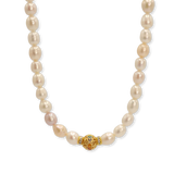 Collier perles blanches et charm