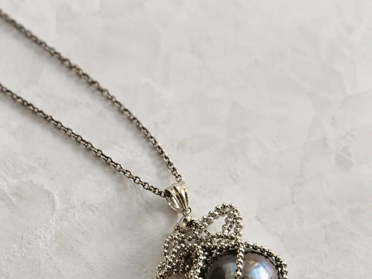 Détail du pendentif tressé Collier des montagnes